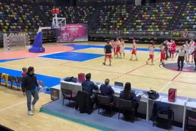 Samsun’da basketbol maçında oyuncu, hakeme saldırdı