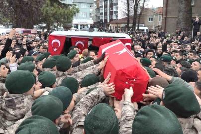 Samsunlu şehit polis, görev arkadaşlarının omzunda dualarla uğurlandı