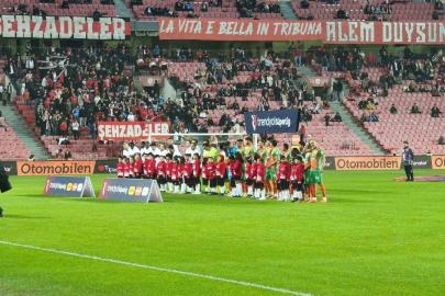 Samsunspor, özel çocukların tasarladığı formalarla sahaya çıktı