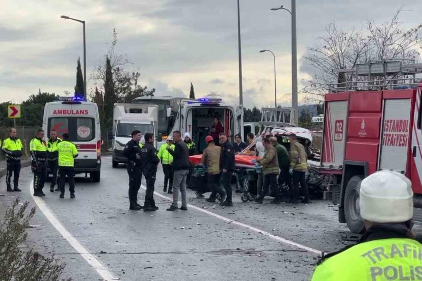 Sancaktepe’de hafriyat kamyonuyla çarpışan kamyonetin sürücüsü hayatını kaybetti