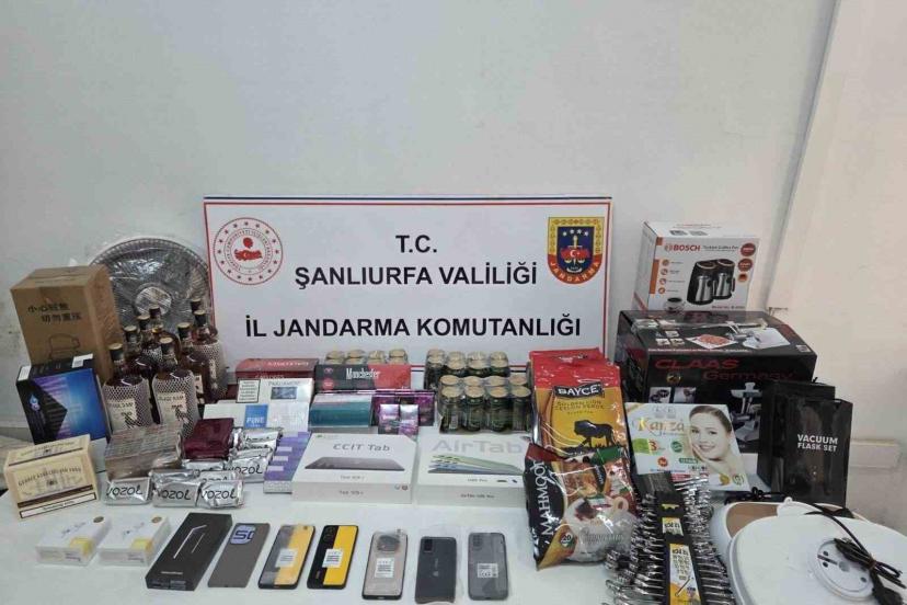 Şanlıurfa’da kaçakçılık operasyonunda çok sayıda kaçak ürün ele geçirildi