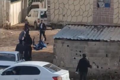 Şanlıurfa’da meydan savaşına dönen kavgada 1 kişinin silahla vurulma anı kamerada