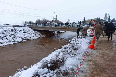 Şanlıurfa’da okul yolunda facia: Otomobil sulama kanalına devrildi, 4 kişi kayboldu