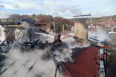 Şaphane’de çıkan yangında bir evin çatısı hasar gördü
