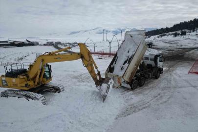 Sarıkamış’ta asker heykellerin yapımı için kar taşınıyor
