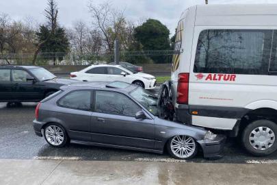 Sarıyer’de kontrolden çıkan otomobil servis aracının altına girdi: 1 yaralı