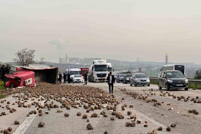 Şeker pancarı yüklü tır 2 araca çarpıp devrildi: 1’i ağır 5 yaralı
