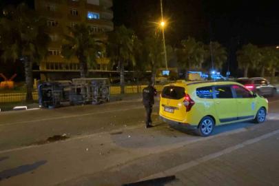 Serik’te ticari taksi ile kamyonet çarpıştı: 2 yaralı