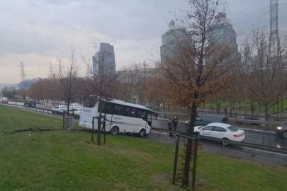 Servis minibüsü yoldan çıktı, bariyerleri aşıp yeşillik alana uçtu