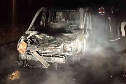 Seyir halindeki hafif ticari araç alev topuna döndü