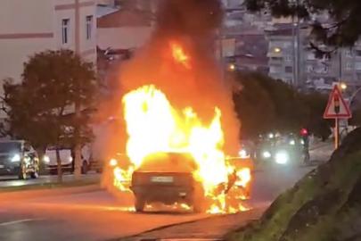 Seyir halindeki otomobil alev alev yandı