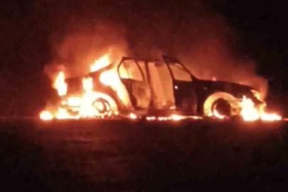 Seyir halindeki otomobil yanarak kullanılamaz hale geldi