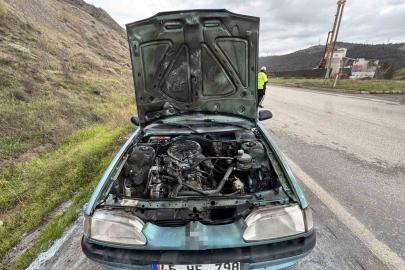 Seyir halindeki otomobilde çıkan yangın söndürüldü