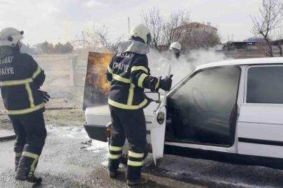 Seyir halindeki otomobilin motor kısmından alevler yükseldi