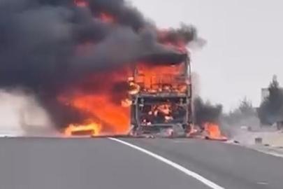 Seyir halindeki yolcu otobüsü alev alev yandı: 25 yolcu son anda kurtuldu