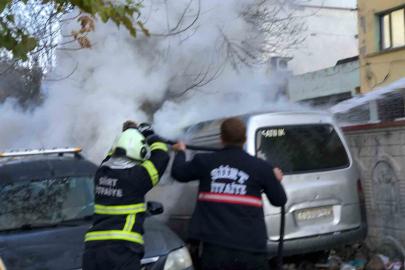 Siirt’te park halindeki kamyonet yandı