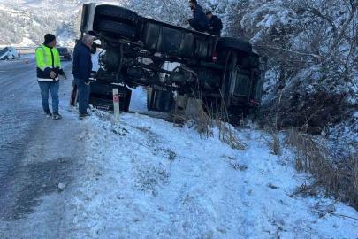 Siirt’te tır ve minibüs devrildi: 4 yaralı