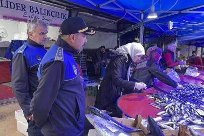 Şikâyet üzerine balık tezgâhları denetlendi