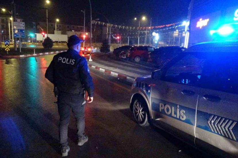 Silahla yaralayıp aracına aldığı şahsı yol kenarına atıp kaçtı