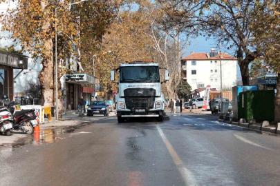 Sındırgı’da hasarlı binaların yıkımı sonrası temizlik çalışmaları sürüyor