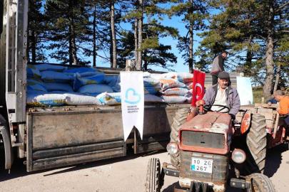 Sındırgılı depremzede çiftçilere hayvan yemi desteği