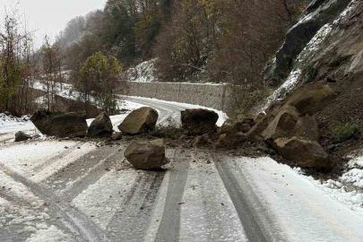 Sinop’ta heyelan nedeniyle yol ulaşıma kapandı