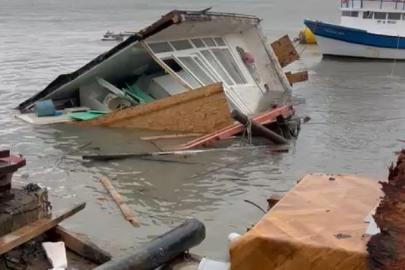 Sinop’ta şiddetli fırtına, balıkçı barınağına zarar verdi