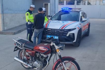 Sinop’ta trafiği tehlikeye atan motosikletli yakalandı