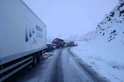 Şırnak-Hakkari yolu ulaşıma kapandı: Araçlar yolda mahsur kaldı