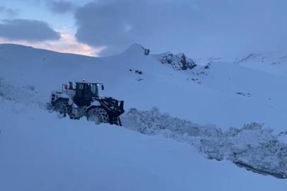 Şırnak’ta kar esareti, kapalı yolların açılması için çalışmalar sürüyor