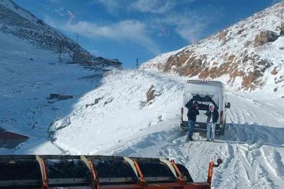 Şırnak’ta karda mahsur kalan 12 kişi 3 saatlik çalışmayla kurtarıldı