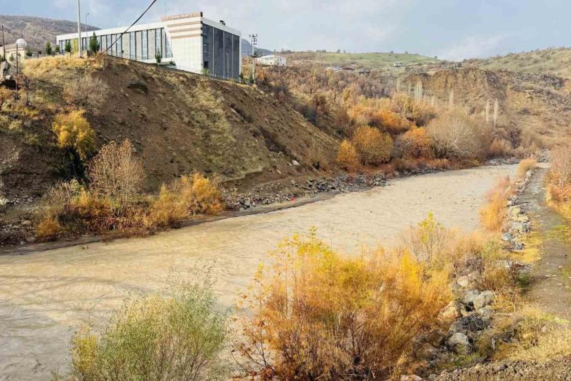 Şırnak’ta yağış sonrası Hezil Çayı coştu, suyun debisi yükseldi