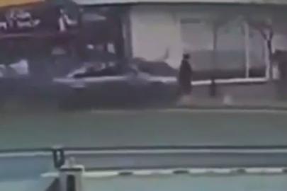 Şişli’de otomobilin yayaların arasına daldığı anlar kamerada