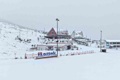 Sivas’ta bulunan Yıldız Dağı Kış Sporları ve Kayak Merkezi’nde kar kalınlığı 15 santimetreye ulaştı