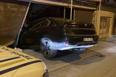 Sivas’ta fren yerine gaza basan sürücü, markete girdi