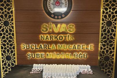 Sivas’ta gerçekleşen narkotik operasyonda 8 bin sentetik ecza ele geçirildi.