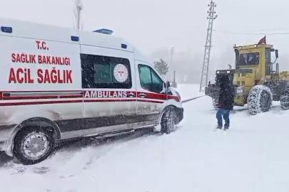 Sivas’ta hamile kadın rahatsızlandı, kapanan yolu açmak için ekipler seferber oldu