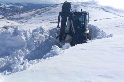 Sivas’ta yoğun kar nedeniyle 69 yerleşim yerine araç ulaşımı sağlanamıyor