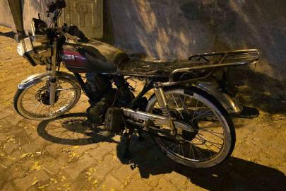 Siverek’te apartmanın girişine park edilen motosiklet yandı