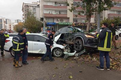 Siverek’te otomobiller çarpıştı: 2 yaralı