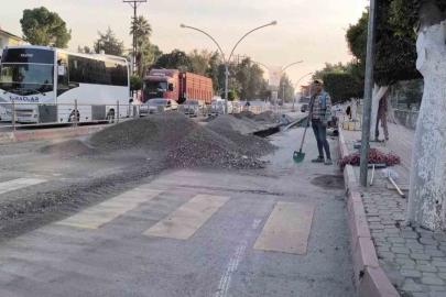 Soğuk havada ısınmak için kürekle halay çeken işçiler ilgi odağı oldu