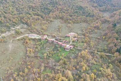 Sonbahara bürünen ormanlar ve ’çam kokulu’ evler mest ediyor