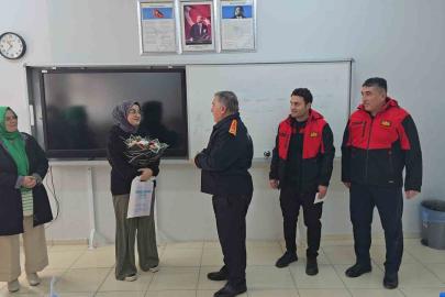 Sorgun Belediyesi İtfaiyesi, kendilerine mektup yazan Belinay’a okulunda sürpriz yaptı