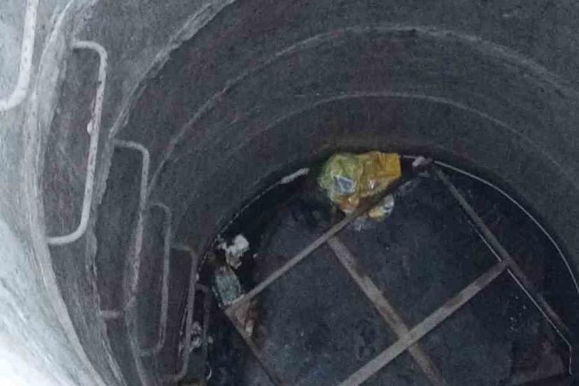 Su kuyusunda mahsur kalan yavru kedi, kurtarılarak annesine teslim edildi