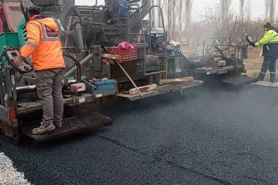 Sultan Sazlığı yoluna sıcak asfalt serimi yapıldı