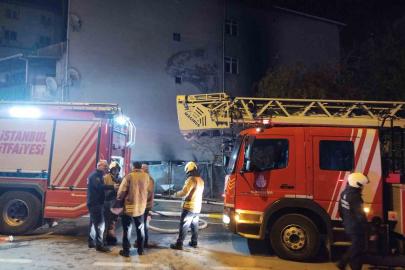 Sultanbeyli’de boya kaporta dükkanında yangın: 4 araç yandı