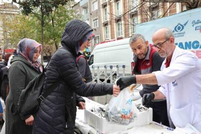 Sultangazi Belediyesi’nden ücretsiz balık dağıtımı