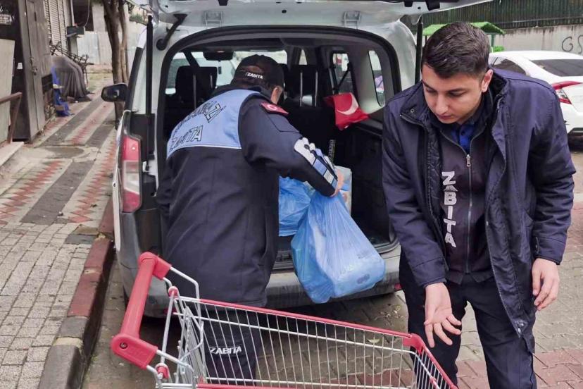 Sultangazi’de mide bulandıran görüntülere sahne olan zincir markete denetim yapıldı