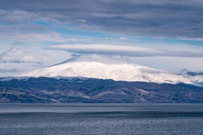 Süphan Dağı’nın zirvesinde mercek bulutu oluştu