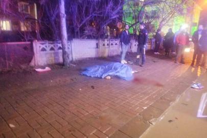 Süratli otomobilin çarptığı elektrikli bisiklet sürücüsü kadın hayatını kaybetti